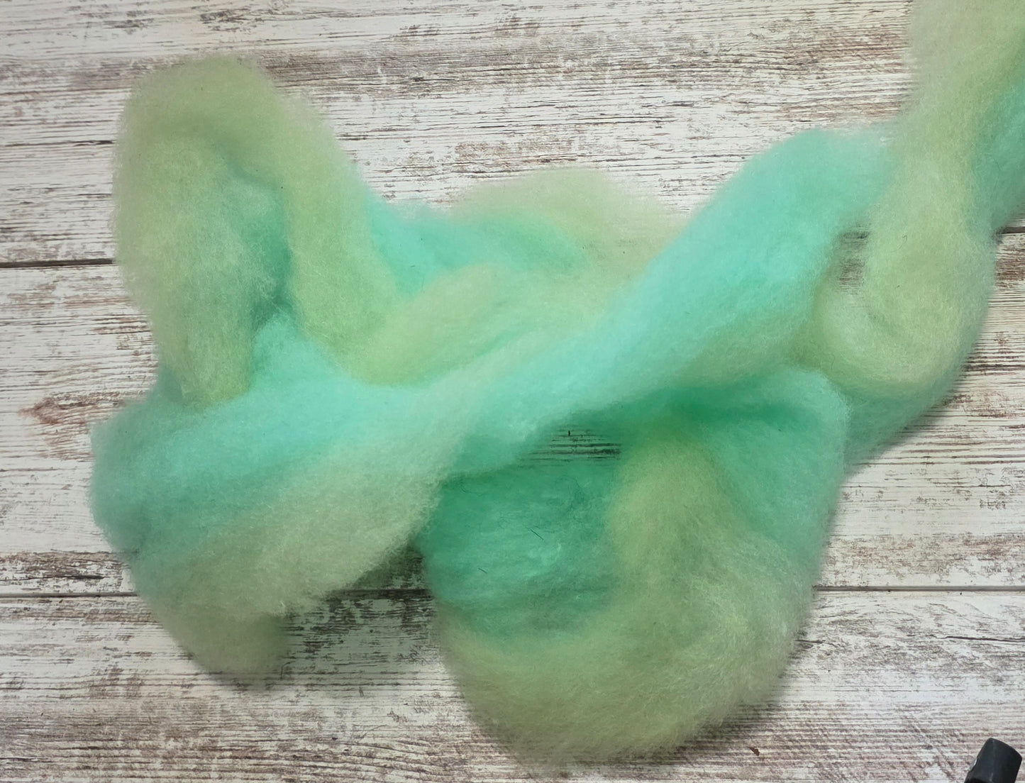 Suffolk Dyed Roving - Mint/Lime, 1 oz
